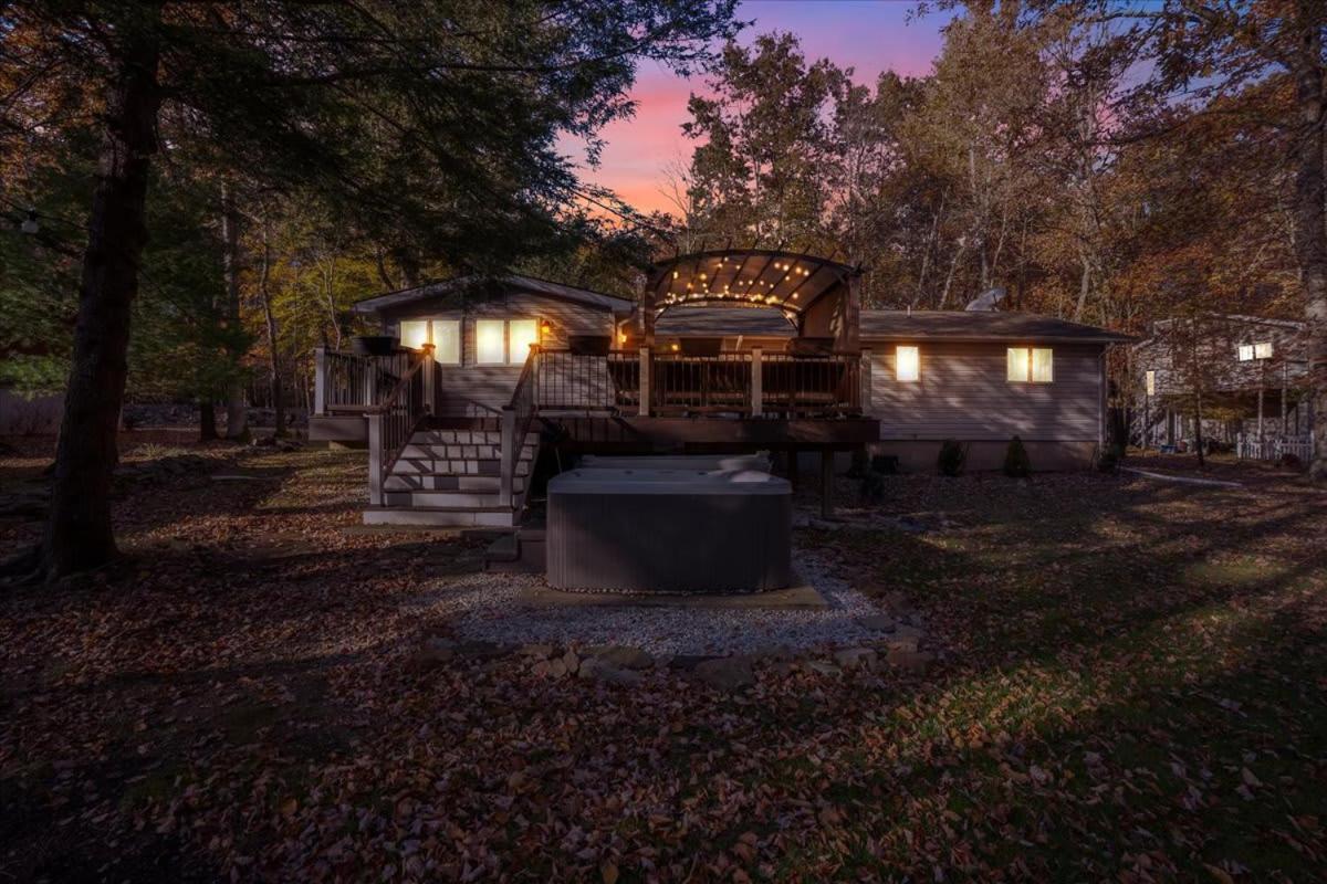Serene Pocono Escape Hot Tub Access Holiday home