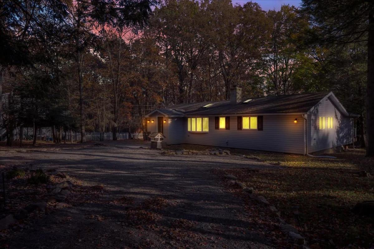 Serene Pocono Escape Hot Tub Access Holiday home Albrightsville