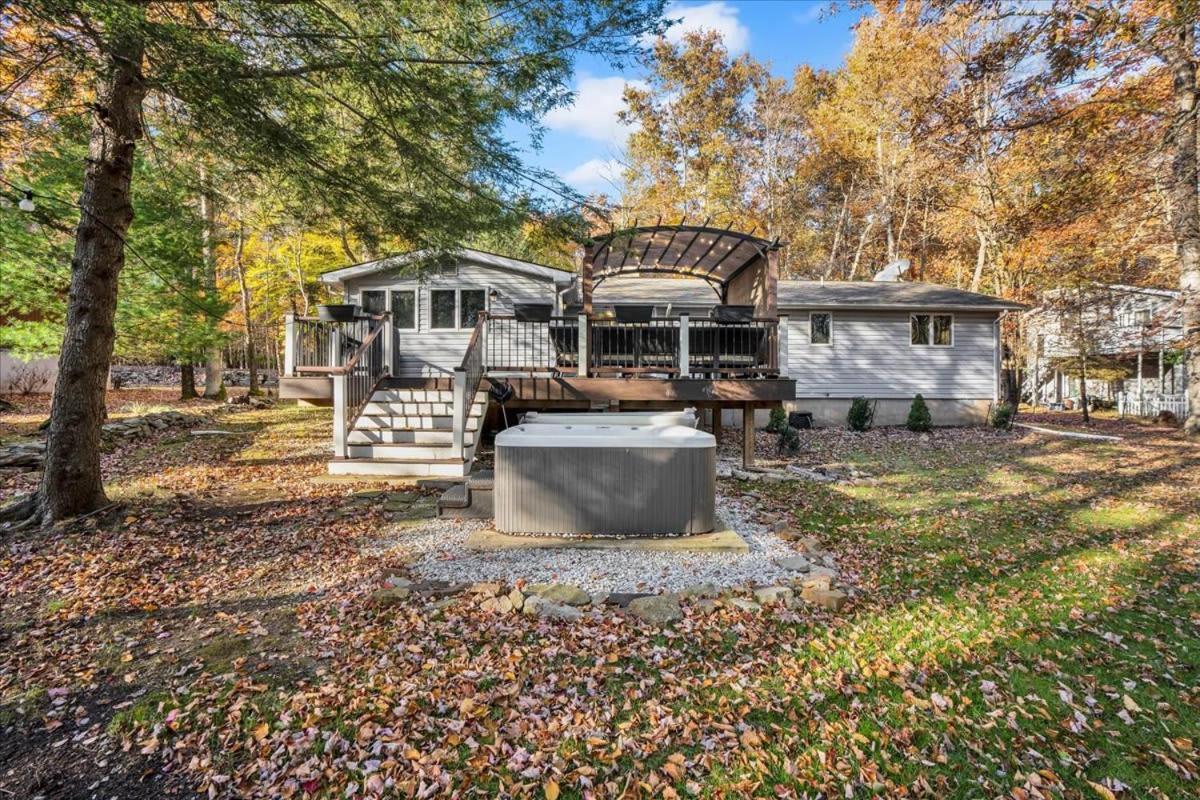 Serene Pocono Escape Hot Tub Access